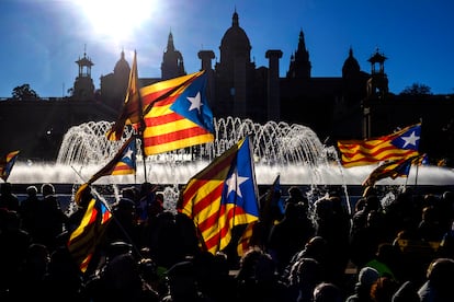 Unas 6.500 personas, según la Guardia Urbana, se han concentrado este jueves en la avenida Maria Cristina de Barcelona, convocadas por la Assemblea Nacional Catalana (ANC), Òmnium Cultural y el Consell per la República, y con el apoyo de Esquerra, Junts y la CUP.