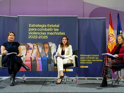 La secretaria de Estado de Igualdad, Ángela Rodríguez; la ministra de Igualdad, Irene Montero, y la delegada del Gobierno contra la Violencia de Género, Victoria Rosell, este martes en el Ministerio de Igualdad.