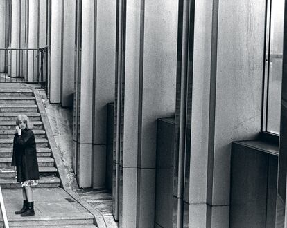 Fotografía sin título (1980). La mujer, frente a los interiores amenazantes.