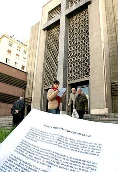 Una de las circulares repartidas ayer en algunas parroquias madrileñas.