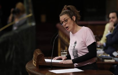Mireia Vehi, de la CUP, durante su intervención en el debate de investidura.