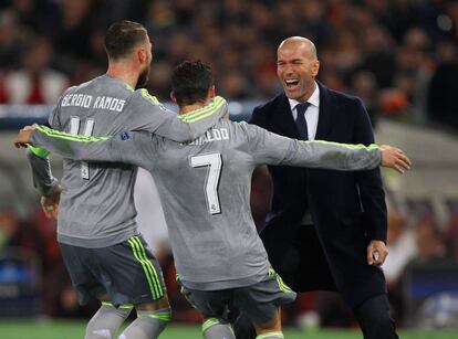 Cristiano y Sergio Ramos celebran el gol del portugués con Zidane