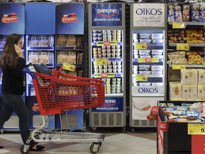 Una mujer empuja un carro en un supermercado de Madrid