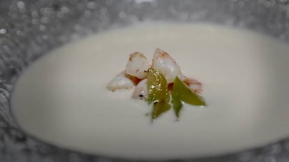 Ajoblanco con gambas confitadas.