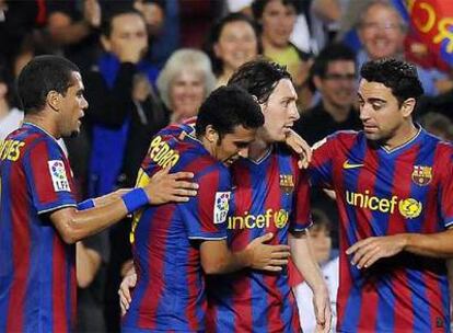 Los jugadores del Barcelona celebran con Pedro su tanto ante el Almería.
