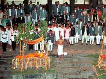 Los cuerpos del príncipe Niranjan, a la izquierda, y de la reina Aishwarya, preparados para la ceremonia de cremación en el río Bagmati, el sábado en Katmandú.