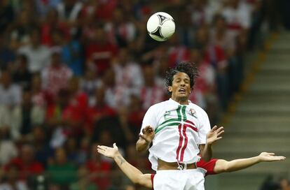 El portugu&eacute;s Bruno Alves salta a por un bal&oacute;n.