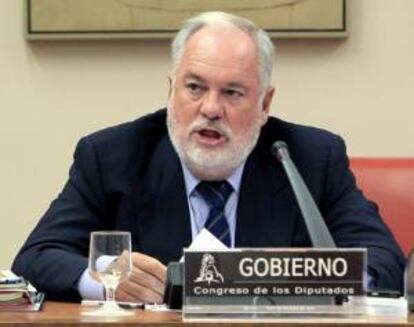 El ministro de Agricultura, Alimentación y Medio Ambiente, Miguel Arias Cañete, durante una comparecencia ante la Comisión de su departamento en el Congreso de los Diputados. EFE/Archivo