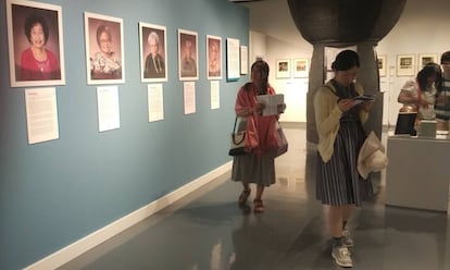 Varios turistas visitan el museo de Guam, en Agaña.