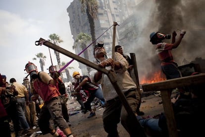 Simpatizantes del depuesto presidente Mohamed Morsi se preparan para un ataque con un tirachinas improvisado, cuando las Fuerzas de Seguridad pretendían desalojarlos del campamento de protesta montado en Raba Al Adawiya, a las afueras de El Cairo. Egipto, 14 de agosto de 2013.