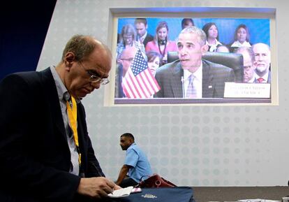 Un periodista escucha el discurso del presidente de Estados Unidos, Barack Obama, en la sala de prensa de la VII Cumbre de jefes de Estado y de Gobierno de las Américas que se celebra en la Ciudad de Panamá.