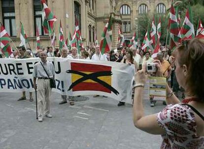 Participantes en el homenaje a la <i>ikurriña</i> celebrado ayer en San Sebastián, fotografiados por una turista.