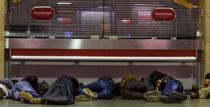 Refugiats dormen a les taquilles de l'estació central de Munic.