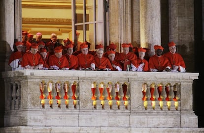 Cardenales escuchan desde uno de los balcones de la Basílica de San Pedro el discurso del nuevo papa Francisco. El cardenal argentino Jorge Mario Bergoglio, arzobispo de Buenos Aires, se convirtió en el pontífice número 266 de la Iglesia Católica, en sustitución del ya papa emérito Benedicto XVI, quien hizo efectiva su renuncia el pasado 28 de febrero.