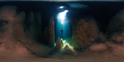 'Cave diver'. La experiencia de sumergirse en el abismo Anhumas (Brasil) en una fotografía inmersiva de 360 grados. La magia del las cuevas, adornadas con espelotemos a 80 metros de profundidad, se hace patente cuando la luz del sol penetra en el agua (algo que solo ocurre en las mañanas de diciembre y en un lugar muy específico, justo el que aparece en la imagen).