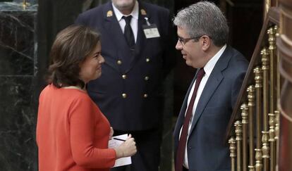 Soraya S&aacute;enz de Santamar&iacute;a y Francesc Homs, en un pleno del Congreso de los Diputados.