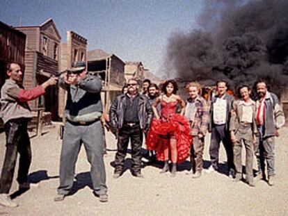 Un grupo de actores, durante el rodaje de una secuencia de <i>800 balas, </i>de Álex de la Iglesia, en el poblado de Texas Hollywood, en el desierto de Tabernas.