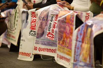 Los padres de los 43 estudiantes desaparecidos en Ayotzinapa, durante el III Informe del GIEI.
