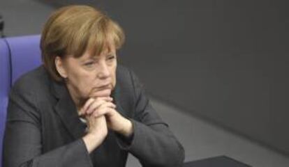 La canciller alemana, Angela Merkel, asiste a una sesión de Gabinete en la Cancillería, en Berlín (Alemania) hoy, martes 8 de abril de 2014.