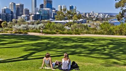 Dos jóvenes relajándose en el Kings Park, en Perth (Australia).