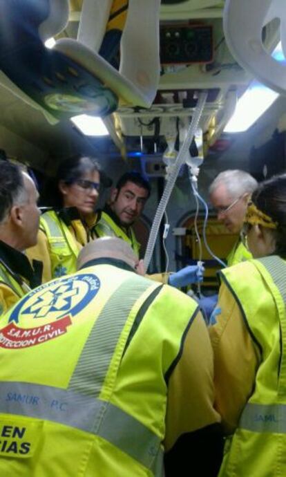 Sanitarios del SAMUR atienden al comerciante herido en Hortaleza.