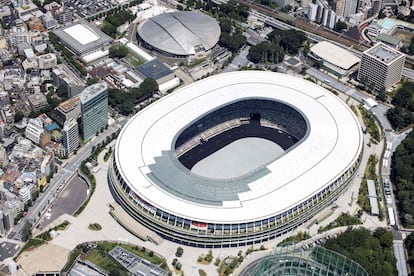Esta vista aérea que muestra el Estadio Olímpico, la sede principal de los Juegos Olímpicos de Tokio 2020, en Tokio.