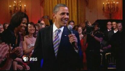 Barack Obama canta en uno de sus actos de campaña.