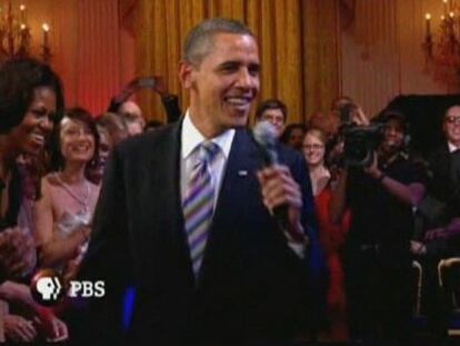 Barack Obama canta en uno de sus actos de campa&ntilde;a.