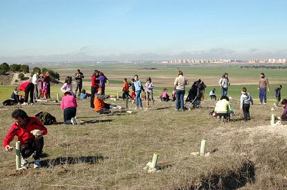 Niños jugando al aire libre en Pinto.