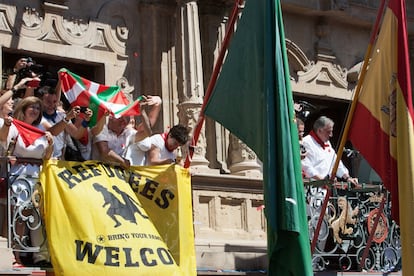 Distintas pancartas reivindicativas e ikurriñas en el ayuntamiento de Pamplona.