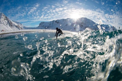 El surf apareció en estas islas nórdicas hace más de medio siglo, pero no fue hasta la década de los 90 cuando la ola de Lofoten comenzó a traspasar las fronteras noruegas como un destino imprescindible. En la imagen, un surfista en la playa de Unstad.