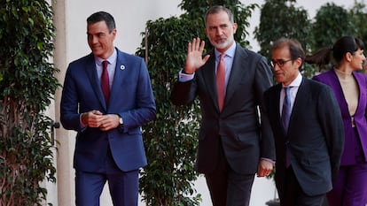  Desde la izquierda, el presidente del Gobierno, Pedro Sánchez, el rey Felipe VI y el presidente de la Fira de Barcelona, Pau Relat, a su llegada a la jornada inaugural del MWC este lunes.