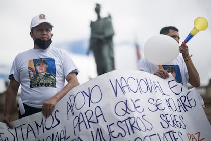 Familiares de los detenidos protestaron en la Plaza Bolivar, Bogotá, Colombia