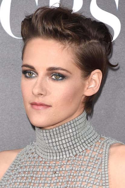  

	Corto con tupé. Cuando pases de tener el pelo sobre los ojos puedes hacer como Kristen Stewart y peinarlo hacia atrás. Cardar el flequillo y fijarlo con laca, las claves para conseguirlo.