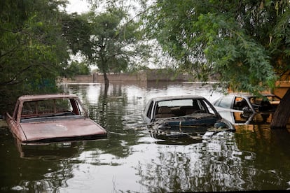 Unos coches sumergidos en el barrio de Walia, completamente inundado.