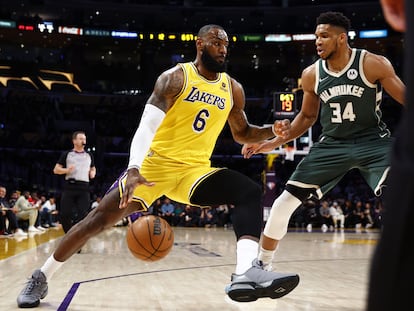 Lebron James y Giannis Antetokounmpo durante un partido entre Los Angeles Lakers y los Milwaukee Bucks, en febrero de 2022.