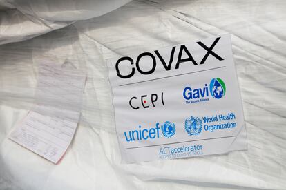 Un paquete de vacunas AstraZeneca / Oxford incluido en el primer lote llegado a Ghana bajo el mecanismo COVAX, en el aeropuerto internacional de Accra, la capital, el 24 de febrero de 2021.