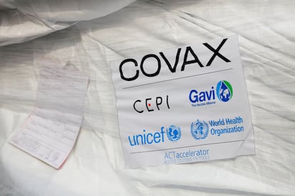 Un paquete de vacunas AstraZeneca / Oxford incluido en el primer lote llegado a Ghana bajo el mecanismo COVAX, en el aeropuerto internacional de Accra, la capital, el 24 de febrero de 2021.