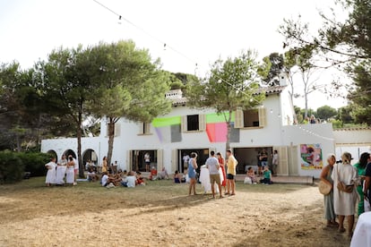 'By The Seaside' fue el rótulo que acompañó a la última experiencia pop-up de Trobat en Son Moll.