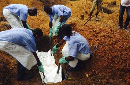 Voluntarios en Sierra Leona entierran un cuerpo de forma segura para evitar el contagio. 