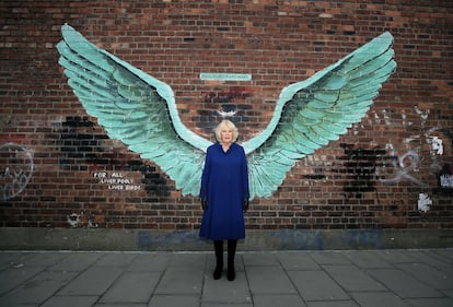 Camilla de Gran Bretaña, la duquesa de Cornualles, posa entre las alas del mural del artista Paul Curtis, durante una visita a Liverpool.