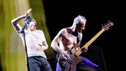 Anthony Kiedis y Flea, en el concierto de anoche de Red Hot Chili Peppers en Mad Cool.