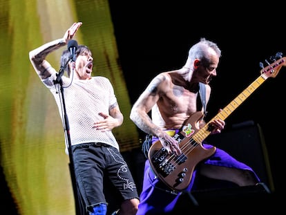 Anthony Kiedis y Flea, en el concierto de anoche de Red Hot Chili Peppers en Mad Cool.