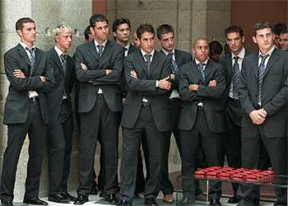 Los futbolistas del Madrid escuchan el discurso de Florentino Pérez durante la ofrenda del título de Liga a la Comunidad.