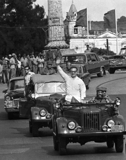 Fidel Castro conduce en la ciudad de Matanzas el 'jeep' en el que traslada al presidente chileno Salvador Allende, en diciembre de 1972.