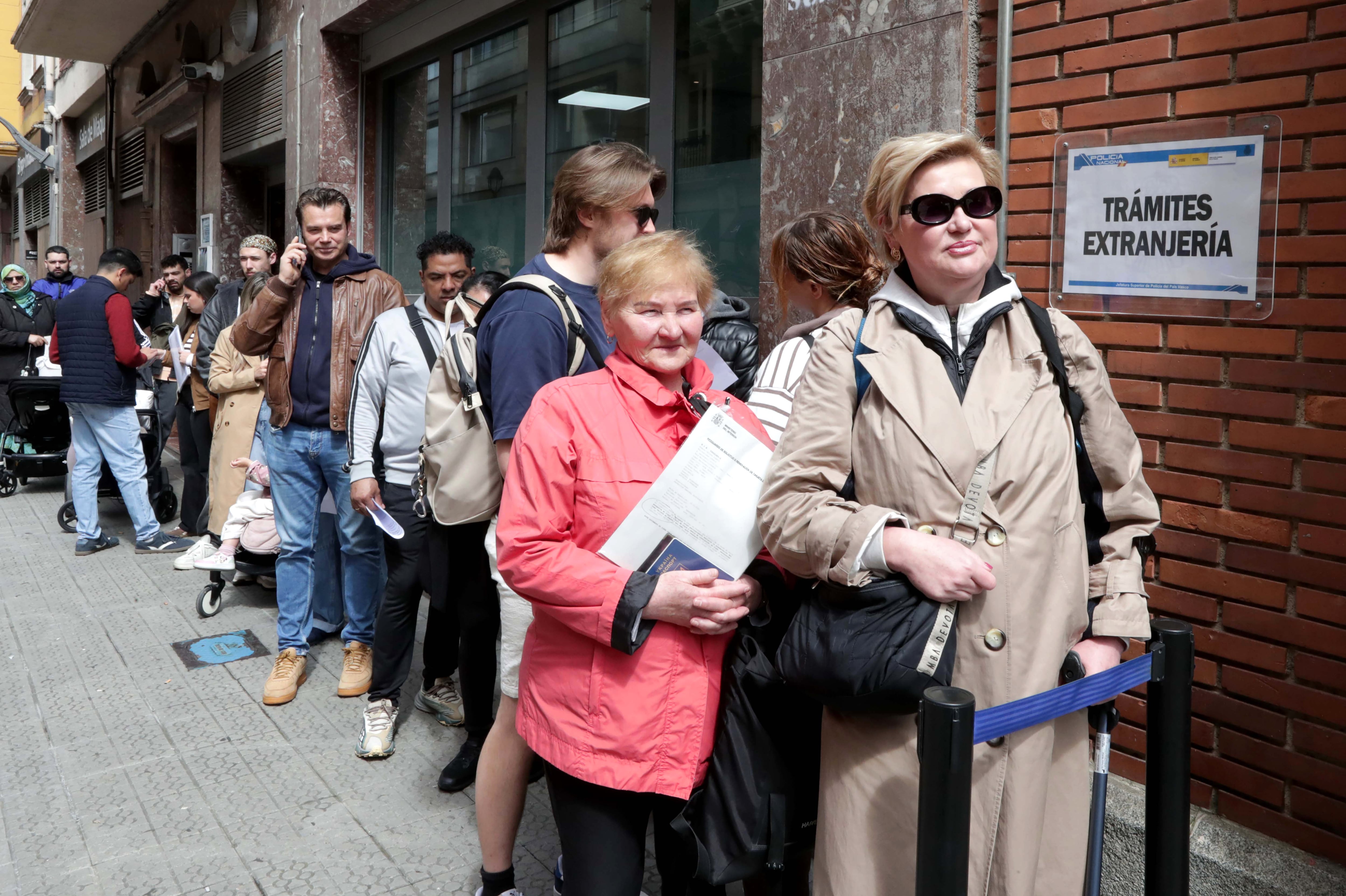 La regularización de migrantes recrudece la batalla política entre el Gobierno y la oposición