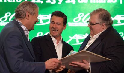 El presidente mexicano, Enrique Peña Nieto, con el gobernador del Banco de México, Agustín Carstens, y el jefe de la patronal bancaria, Luis Robles.