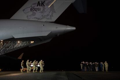 El presidente de Estados Unidos, Donald Trump, y el vicepresidente, Mike Pence, reciben los féretros de dos soldados estadounidenses asesinados en Afganistán, en la Base de la Fuerza Aérea Dover, Delaware (EE UU).