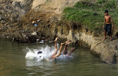 Niños bañándose en un arroyo en Naypyitaw (Birmania).