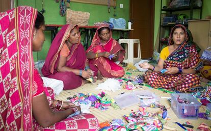 Un grupo de mujeres trabaja en el taller de artesanía. Para formar parte, obligatoriamente pasan por un curso de alfabetización y sus hijos e hijas tienen que estar escolarizados. Muchas no conocían el alfabeto hindi antes de las clases y estaban acostumbradas a firmar con sus huellas dactilares. Su lengua materna es el bengalí, por lo que la mayoría tenía un vocabulario limitado en hindi. Ahora todas saben leer y escribir.

